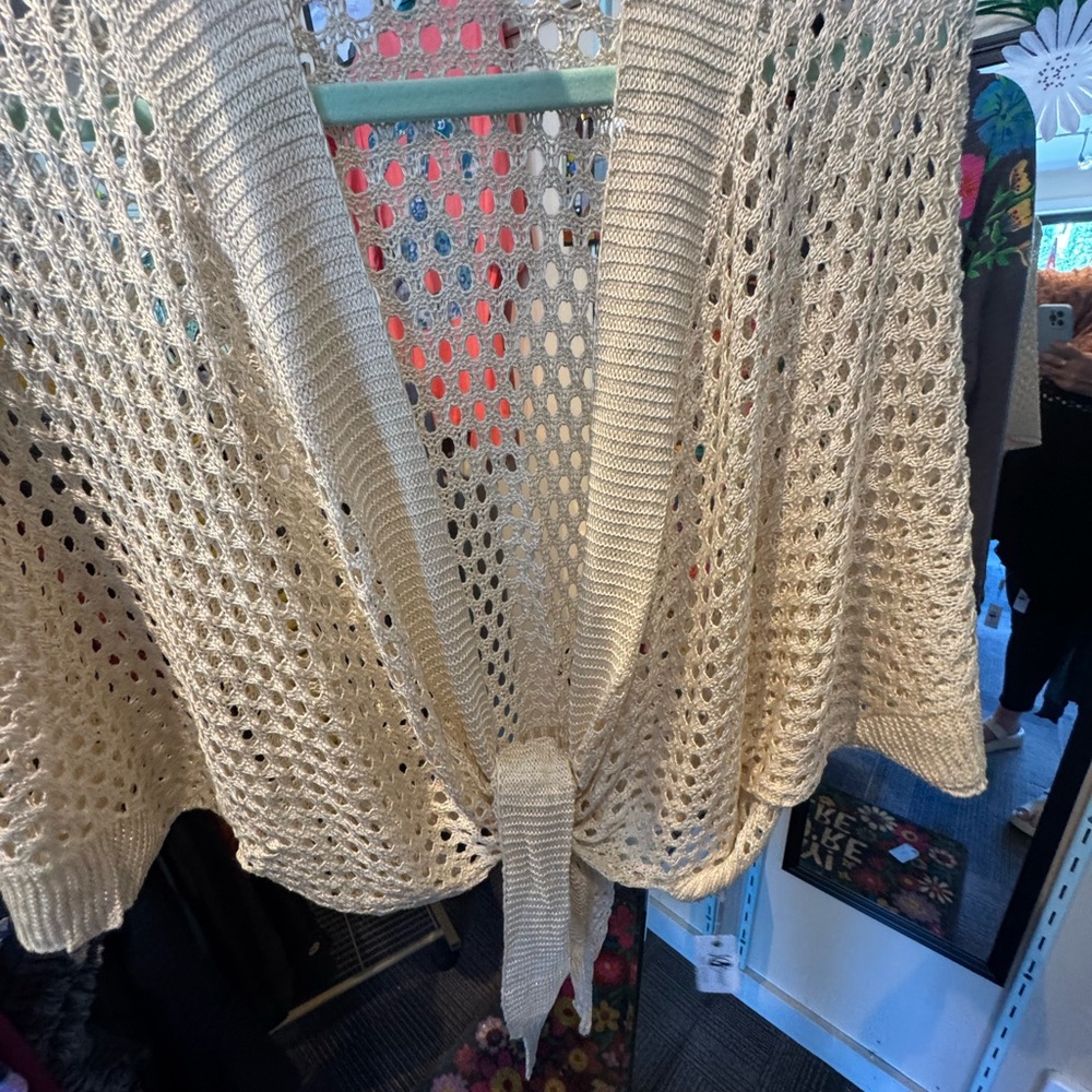Chic White Poncho Sweater with Fringe Details - Picture 2 of 4